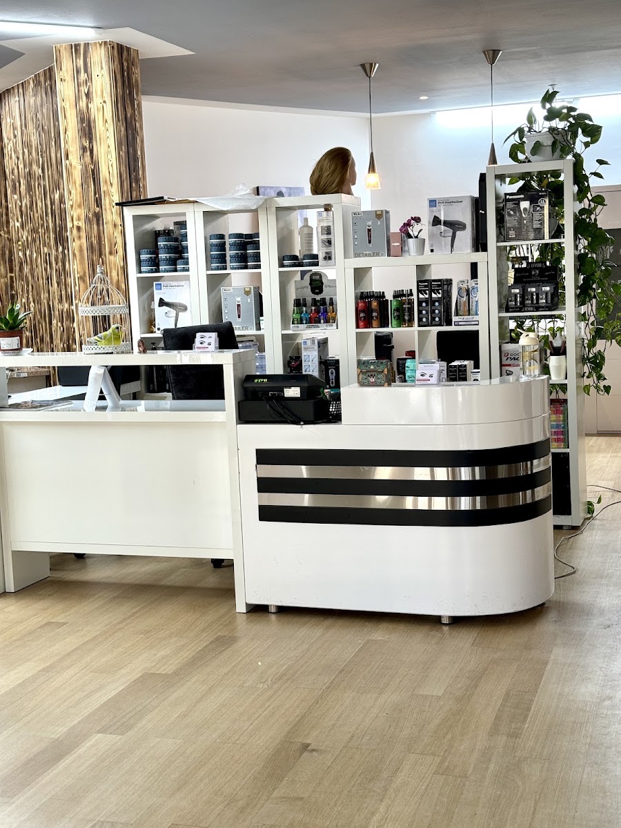 Produktregal und Empfang im Atri Salon