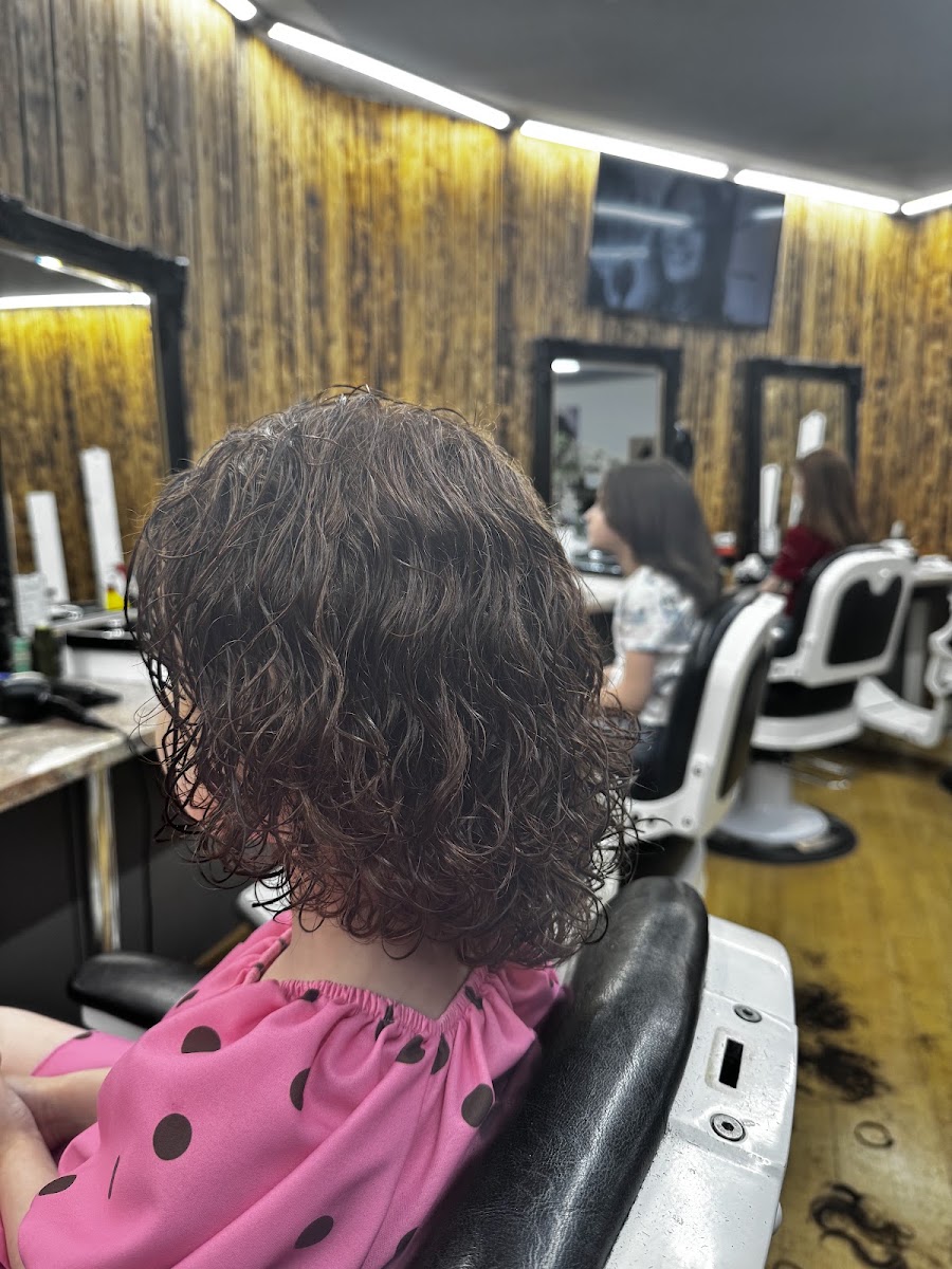Rückenansicht nach einer Dauerwelle im Atri Salon